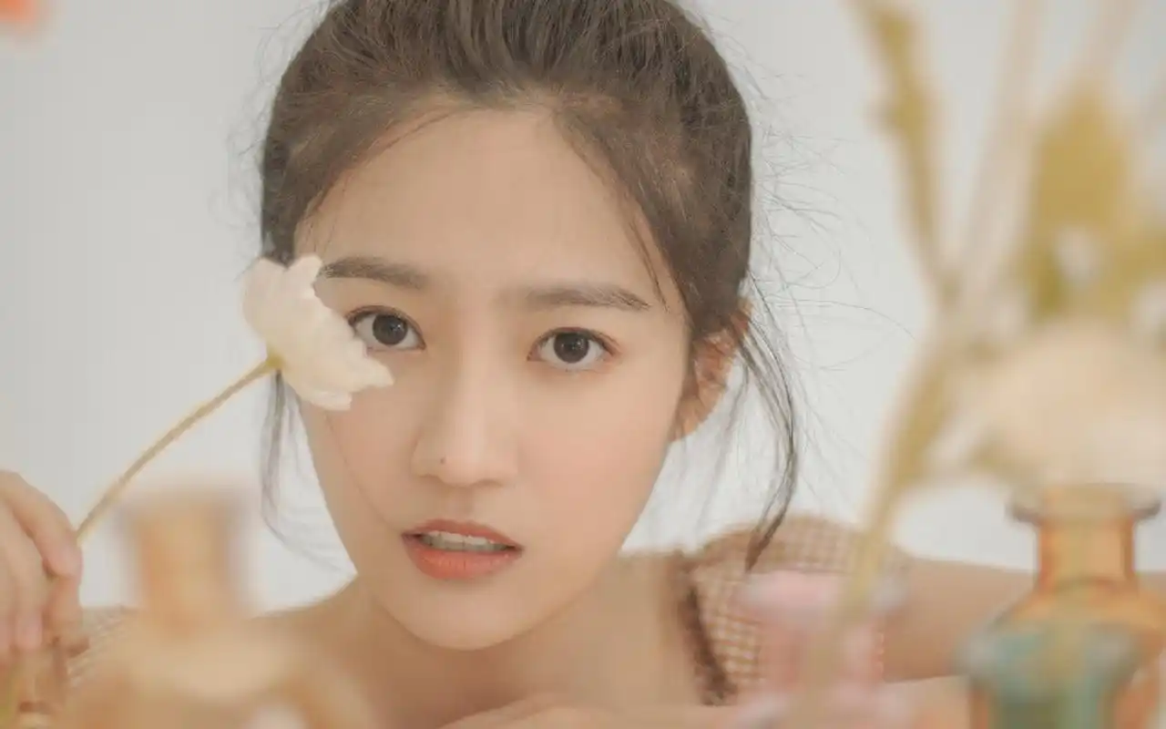 汤梦佳甜美迷人写真桌面壁纸