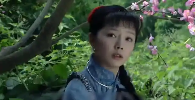 年轻男女相约服毒殉情,男孩却偷偷调换了毒药:《围屋里的桃花》