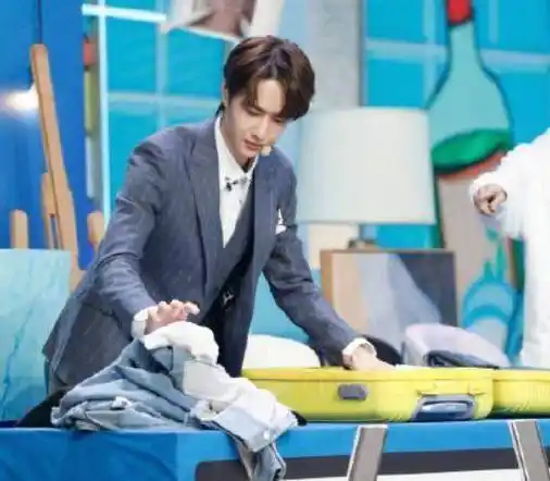 王一博全身哪个部位最受欢迎?人形立牌唇印见分晓!你们魔鬼吗?