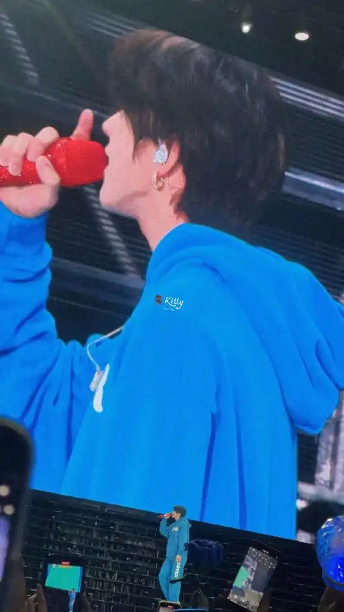 大屏幕上的蔡徐坤太漂亮了吧00速速抓去开演唱会#蔡徐坤#0699