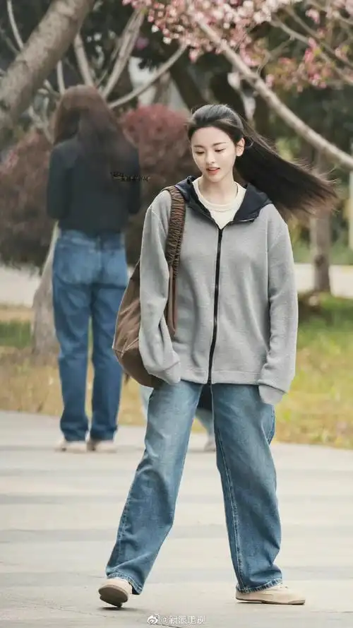 杨超越新剧《如果奔跑是我的宿命》校园路透来袭,灰色外套搭配牛仔