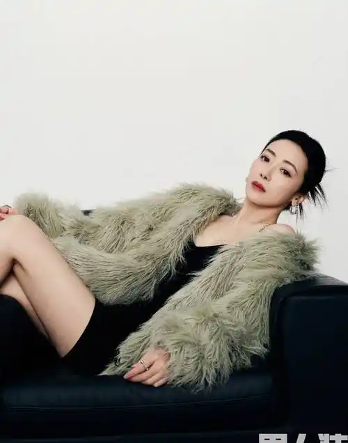 48岁陈紫函登《男人装》,大秀事业线韵味十足,丰满身材很迷人_黑色