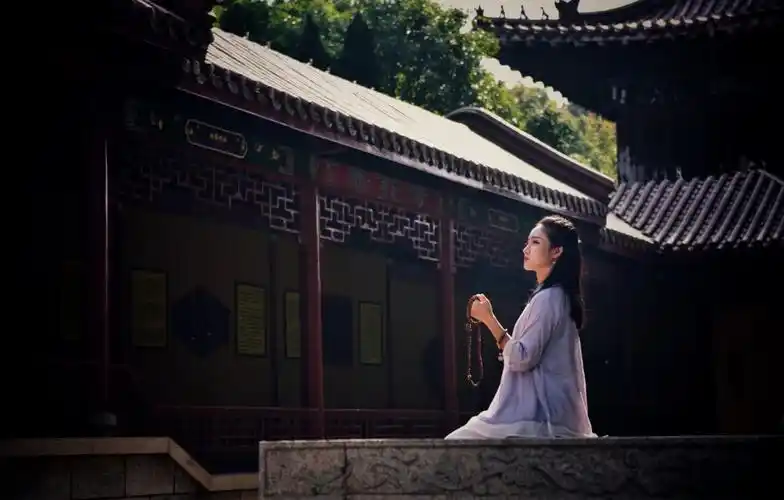 《禅意》,拍於象湖万寿宫,模特优美形体姿态,透过淡泊飘渺眼神,展现一