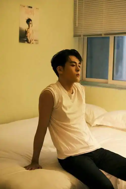 曾舜晞花样年华大片氛围感拉满五官俊朗肌肉线条瞩目尽显港风