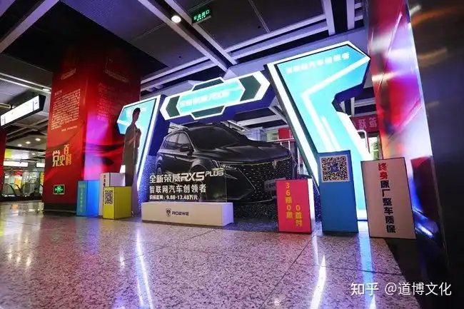 地铁站创意美陈展通上电后效果更加绚丽