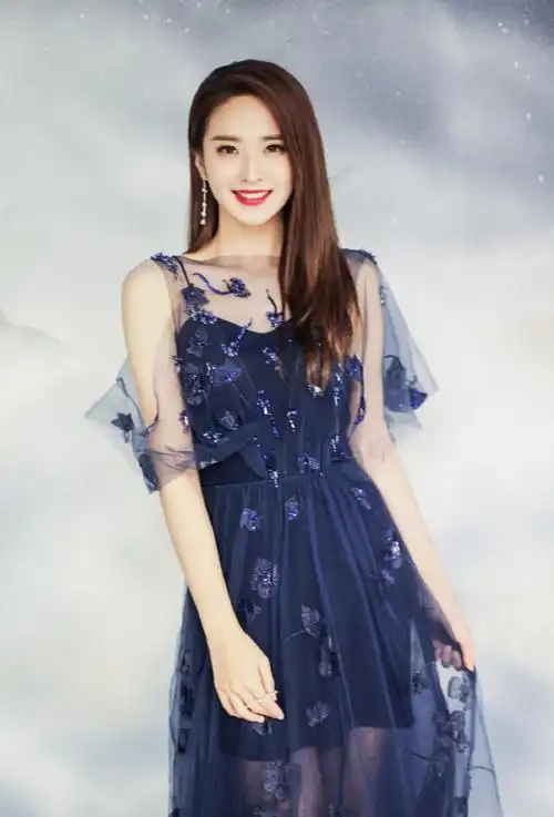 美女主持人刘烨歌手2017现场主持图片