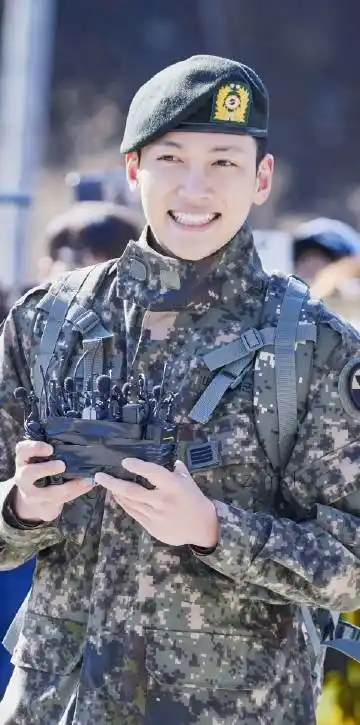 池昌旭[超话]#池昌旭帅帅的退伍军装照[给. 来自池昌旭的zml - 微博