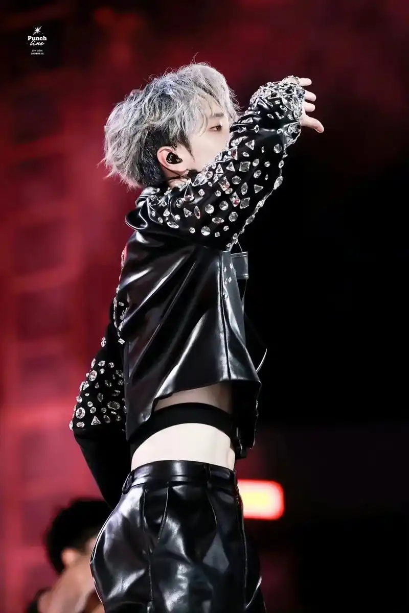 就问一句细腰翘臀的帅哥谁不爱.#严浩翔 #舞台 #美神降临 - 抖音