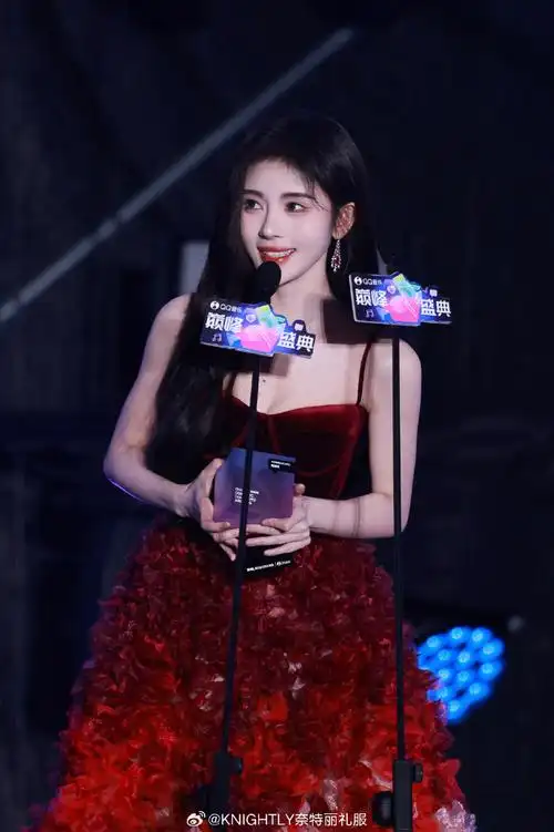 鞠婧祎身穿knightly礼服 "花海" ,演绎极致的奢华.