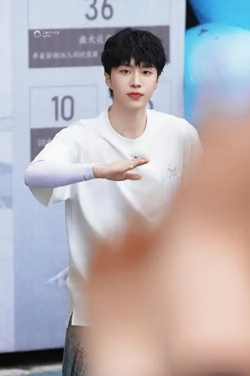 奔跑吧范丞丞##范丞丞男高上班了