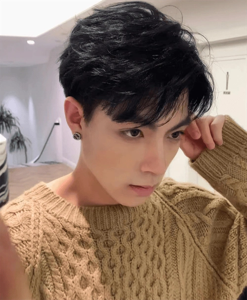 帅气清爽的男生蝴蝶烫发型,简单自然好打理