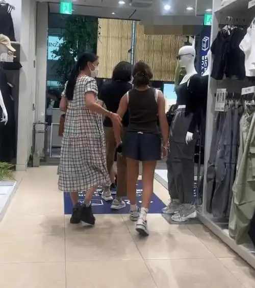 那英15岁女儿过分成熟,身材壮硕性感像印度人,黑到发光打扮火辣