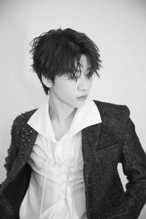 连淮伟黑色西服帅气写真图片114