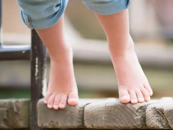 宝宝光脚丫到底好不好听听科学解释别再什么也不懂了