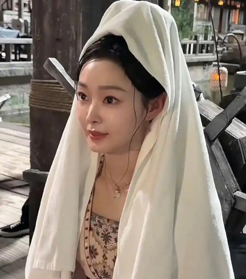 宋轶生图好美,这个头顶浴巾的造型,真的很像出水芙蓉!