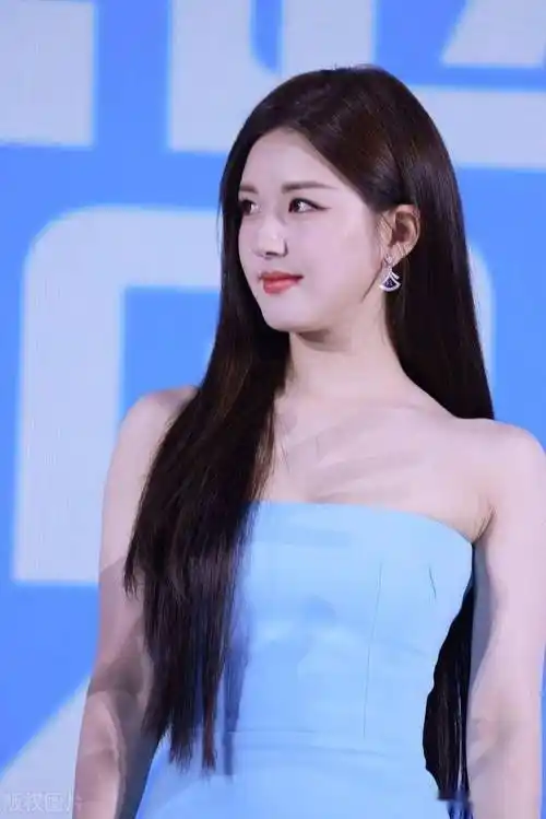 赵露思蓝色抹胸连衣裙 银色厚底鞋清纯干净_活动_广州