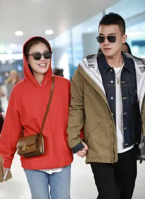 马思纯张哲轩路边秀恩爱,网友一看男方恩爱方式,真油腻_情侣_动作