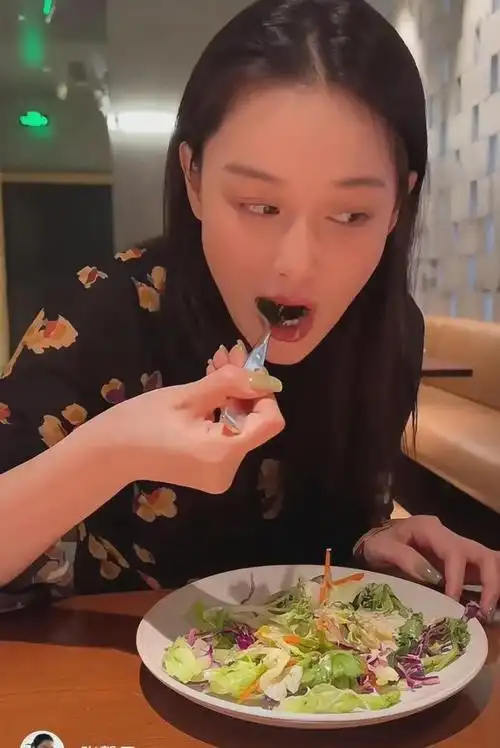 张馨予晒5天瘦身食谱,体重狂掉到100斤以下,员工吃肉她啃胡萝卜