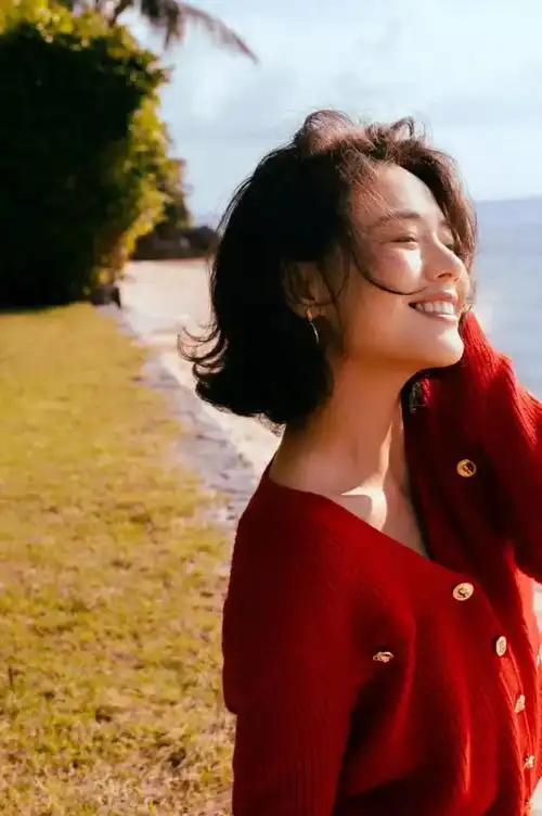 马思纯海边度假照惊艳曝光,红裙黑发演绎自信之美_照片_魅力_生活