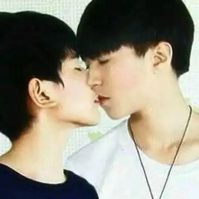 图还原王源王俊凯吻照真相曝王俊凯老是贴在王源身后
