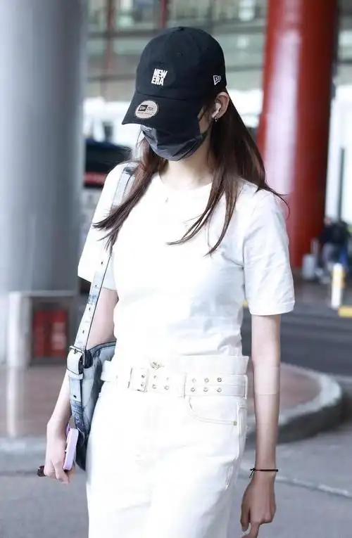 张艺凡 今日机场生图照!清新甜美 白色look搭配棒球帽休闲清爽
