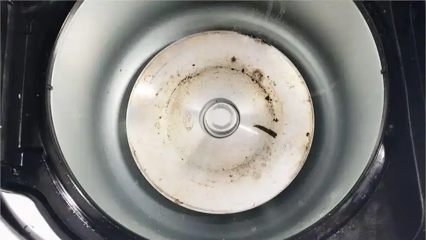 清洗电饭锅底部的小窍门,不用一滴水,轻轻一擦就干净了