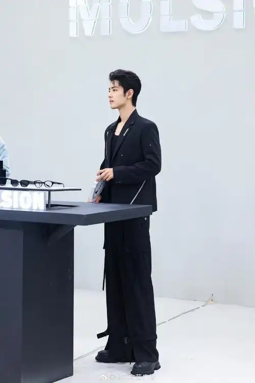 x玖少年团肖战daytoy最新活动随拍,全黑西装 黑框眼镜造型,酷酷的 !!