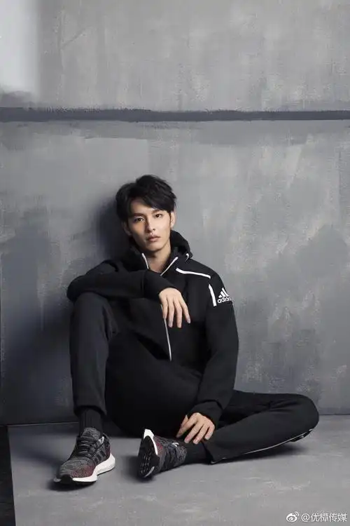曹佑宁携手运动品牌诠释新系列 散发酷帅气场质感十足