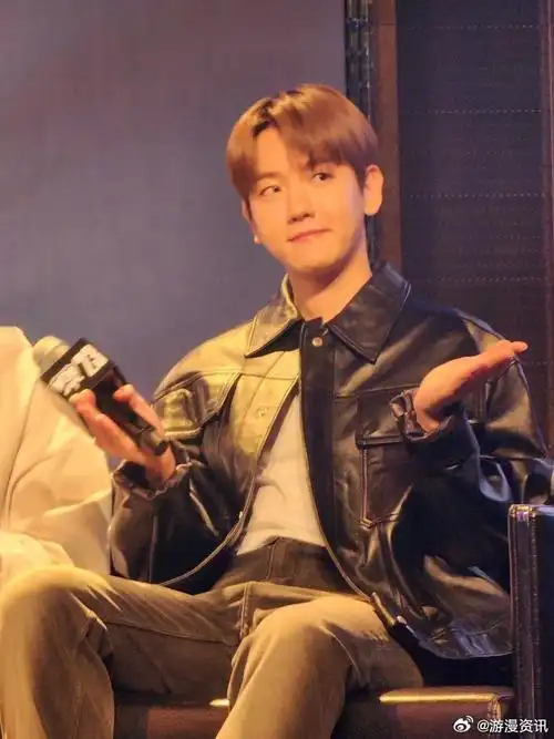 边伯贤摊手##边伯贤和奖杯合照##s13决赛媒体日