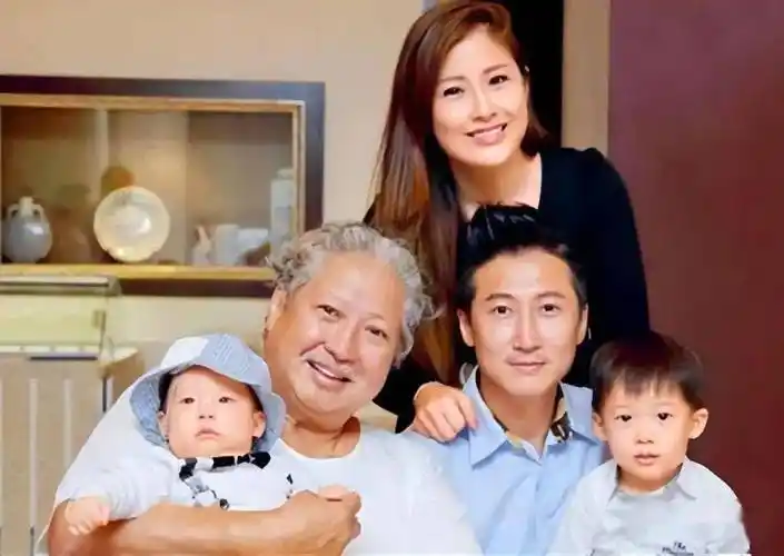 洪金宝闭眼享受孙子按摩!