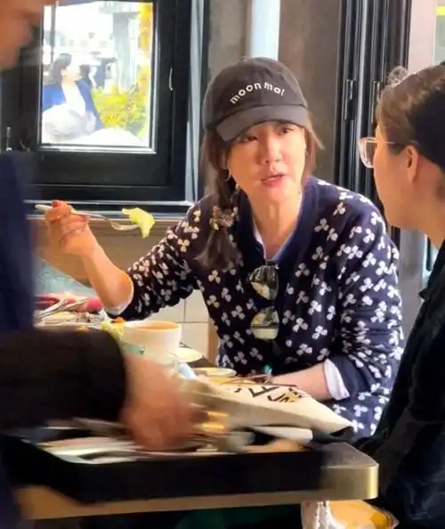 45岁薛佳凝和朋友聚餐生图苍老皮肤松垮离开胡歌至今未嫁