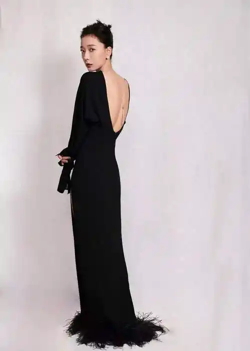 王珞丹晒照记录白玉兰 礼服背后大有乾坤,评论让人呼吸不畅