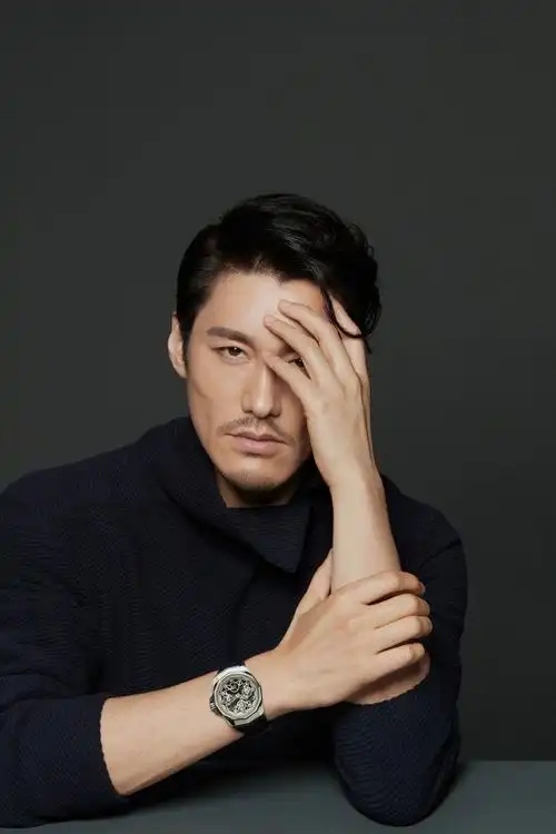 胡兵拍昆仑新广告 告白"想陪伴重要的人"会是谁