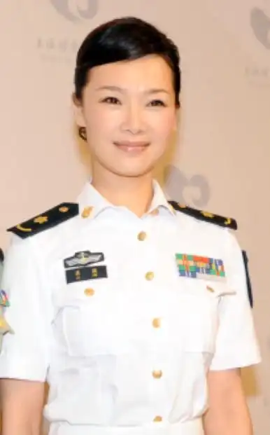 吕薇出席增爱慈善晚宴英姿飒爽显别样风采