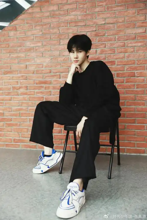 张真源侧拍全身照#张真源分享侧拍全身照我晕腿了!