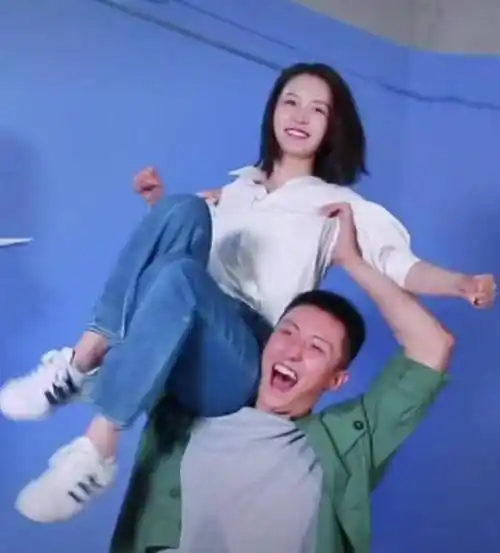 黄景瑜忘了李沁有85斤,一把抱起,摔倒那刻,手部举动暴露人品_身材