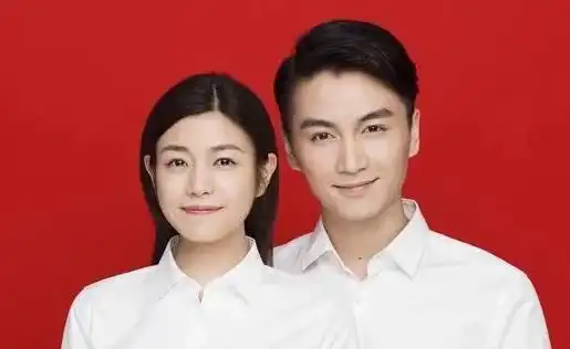 明星夫妻的结婚照别人都是规矩的白衬衫只有吴京独树一帜