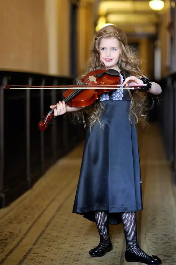 一个小女孩用小提琴的肖像