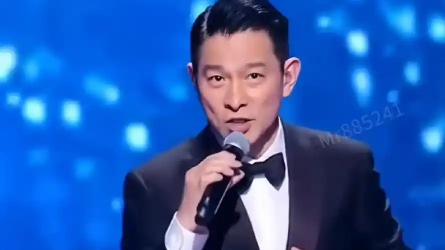 刘德华大湾区音乐晚会演唱经典歌曲"中国人",真的大气磅礴,振奋人心!