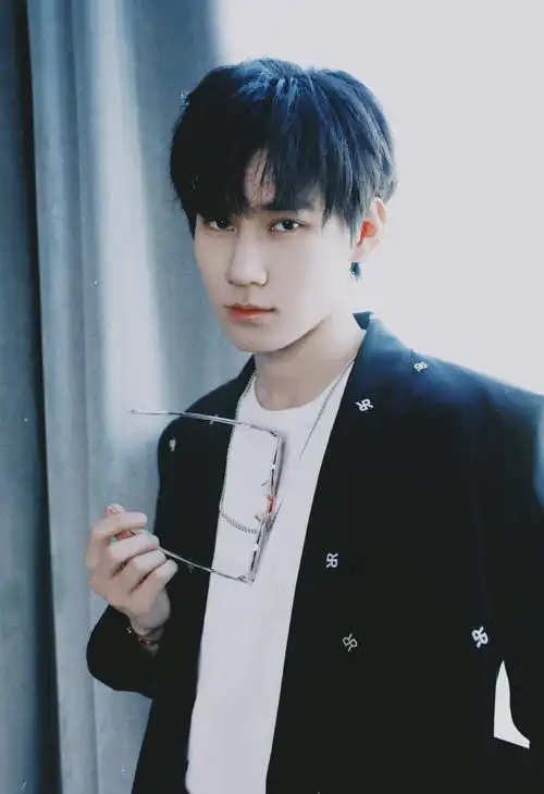 张真源黑色西装随拍