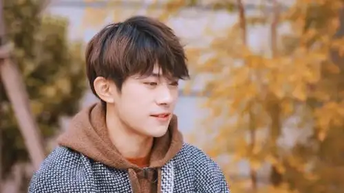 青春少年易烊千玺休闲时尚写真,高清图片,电脑桌面-壁纸族