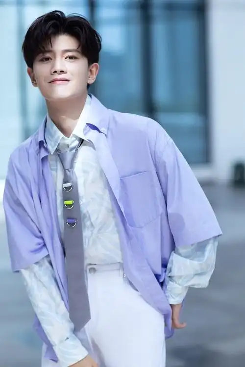 国超固定剧粉为任嘉伦的现代装证明