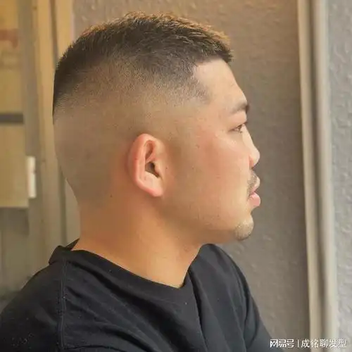 到了中年后,为什么很多人都"剃光头",看这三点你就明白缘由了