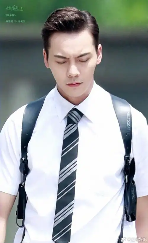 陈伟霆《风暴舞》曝光9张"正装"路透照,长腿男神演技好颜值高