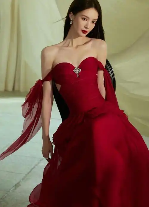 金晨真是"尤物身材",穿红色裹胸连衣裙肤白貌美大长腿,太撩人