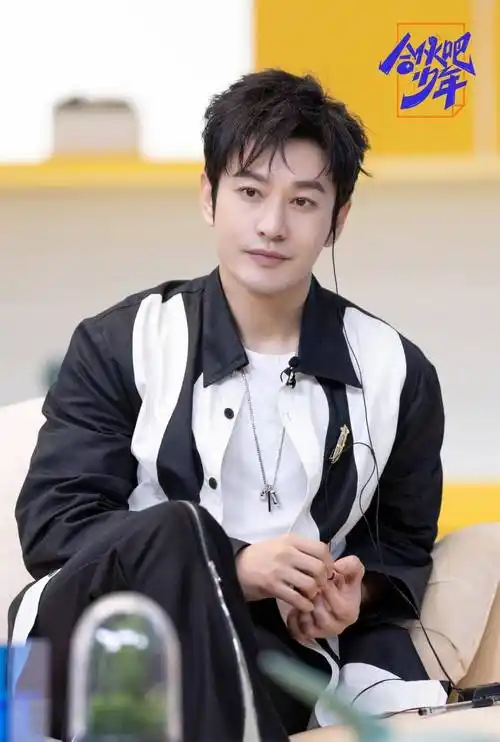 黄晓明活动造型满满少年感,黑白搭配英俊耐看,45岁一点不油腻_风格