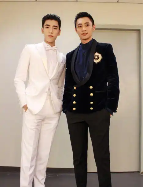 33岁魏晨与23岁王子异合照两人相差10岁看着却像同龄