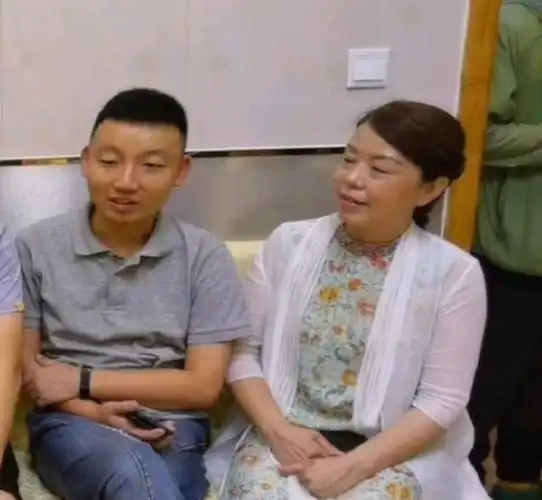 虽然姚策小时候有乙肝,但是在许敏的精心照料下,已经从大三阳转为小