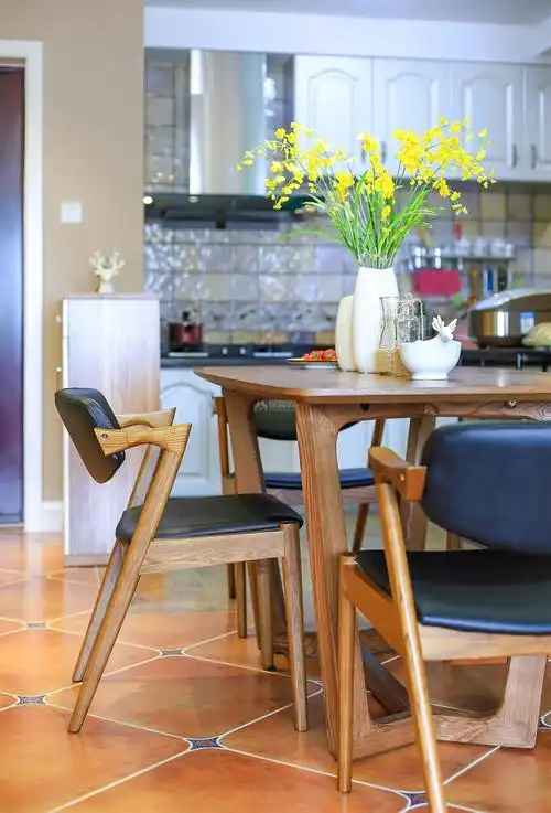 90平北欧风格两居室之餐桌布置效果图