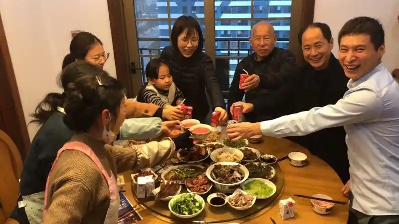 过年就要一家人围坐在一起吃年夜饭共享天伦之乐.